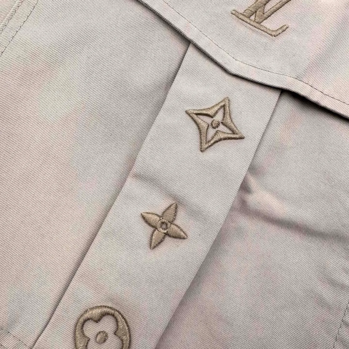 🅿️500 1v Pocket logo embroidered work trousers (khaki). The original purchase was 11,300 and developed. The fabric is made of customized soft light silk sateen. It is soft to the touch and comfortable to the skin. Khaki is the main color. It is low-key but not dull. Simple but has a sense of luxury. Use the flip work pocket as the canvas to reconstruct a pragmatic ritual sense. LV logo embroidery is embellished on it like a secret medal. A leather patch is used as the finishing touch on the back pocket, implying that there is no need to show off because it is luxury in itself, a low-key statement of power. The workwear gene is infused with luxury DNA, unlocking thousands of fashion codes, using imported machine embroidery technology. Using advanced computer control systems and precision mechanical parts to realize the Louis Vuitton embroidery logo operation with high precision. The lines are smooth and delicate. The template machine opens the bag. The preset template guides the position, shape and size of the bag. The accuracy ensures the quality of the bag opening effect, soft light washing process. Through specific chemical and logistical treatments, the surface of the fabric is given a soft luster, adding a touch of gentleness. Size:48-50-52-54